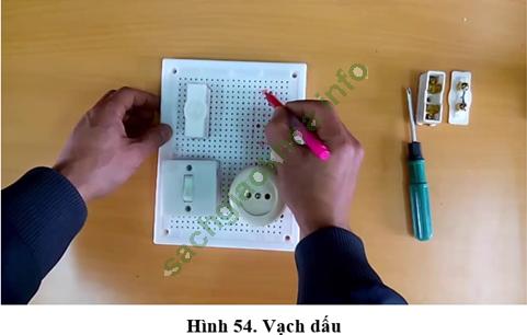 Lý thuyết & Trắc nghiệm Bài 8: Thực hành: Lắp mạch điện hai công tắc hai cực điều khiển hai đèn - Công nghệ 9 hình ảnh 3